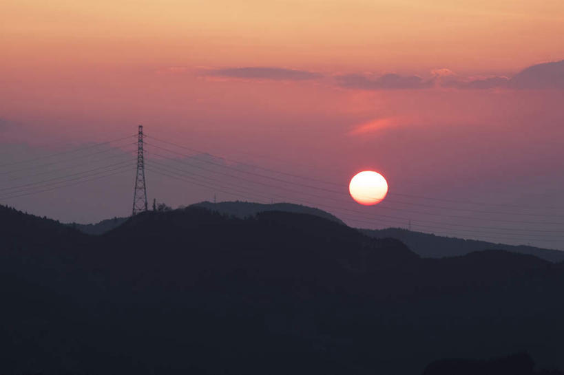 无人,横图,俯视,室外,白天,旅游,度假,美景,日落,森林,山,山脉,树林,太阳,植物,静冈县,日本,亚洲,阴影,朦胧,模糊,电力,光线,钢材,电缆,电线,影子,支架,景观,山峰,晚霞,霞光,落日,山峦,娱乐,电塔,树,树木,绿色,阳光,自然,黄昏,群山,享受,休闲,景色,彩霞,放松,生长,能源,成长,支撑,资源,自然风光,供电设备,东亚,高压电塔,高压输电线,本州,本州岛,日本国,中部地方,静冈,高压电线塔,高压塔,夕照,夕阳,彩图,高角度拍摄,斜阳