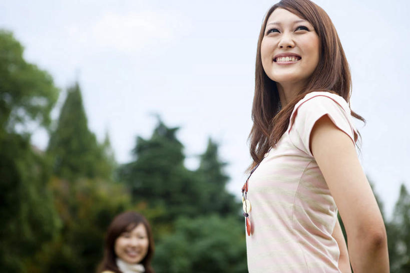 东方人,两个人,伙伴,朋友,站,笑,微笑,露齿笑,横图,室外,白天,仰视,友谊,美景,树林,植物,亚洲,许多,服装,朦胧,模糊,景观,云,云朵,云彩,注视,休闲装,黄种人,树,树木,衣服,蓝色,绿色,白云,蓝天,天空,自然,天,观察,看,站着,休闲,休闲服,景色,服饰,生长,晴朗,成长,观看,察看,关注,自然风光,背手,友情,年轻女性,女人,女性,亚洲人,晴空,站立,半身,彩图,低角度拍摄