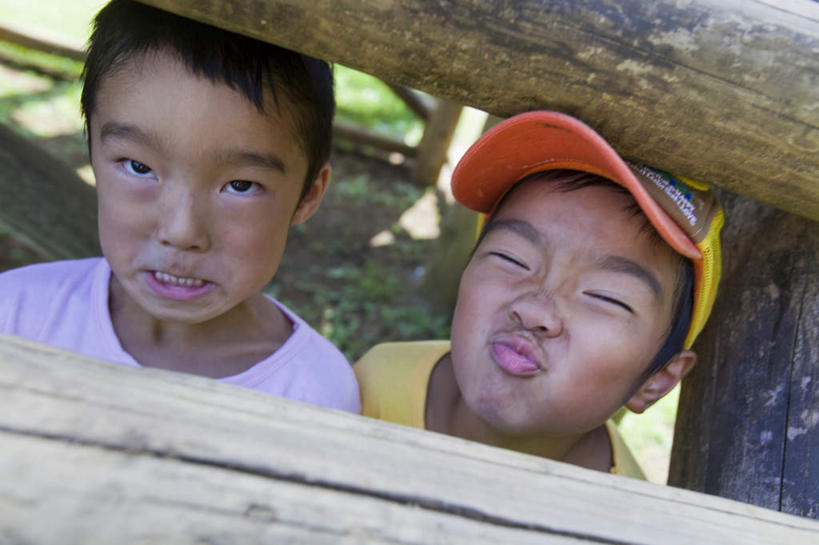 东方人,儿童,脸,头,嘴,脸颊,两个人,伙伴,朋友,站,笑,微笑,横图,俯视,室外,特写,白天,友谊,纯洁,草地,植物,帽子,亚洲,阴影,服装,朦胧,模糊,光线,木板,木条,影子,柱子,注视,休闲装,黄种人,运动帽,肩膀,草,小孩,衣服,绿色,阳光,嘟嘴,观察,看,站着,休闲,鬼脸,同学,休闲服,撅嘴,鸭舌帽,可爱,童年,童趣,咬牙,服饰,观看,察看,校友,关注,童真,烂漫,无邪,同窗,学友,天真,友情,男孩,男人,男性,亚洲人,头部,脸部,脸蛋,面部,嘴巴,嘴唇,站立,半身,彩图,高角度拍摄,男生