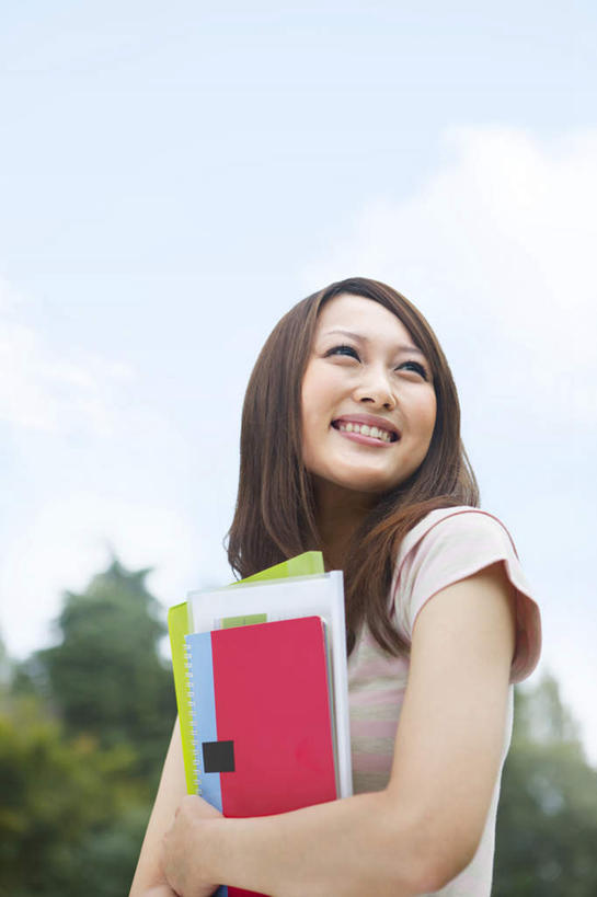 东方人,一个人,站,举,捧,笑,微笑,露齿笑,竖图,室外,白天,仰视,美景,树林,植物,书籍,亚洲,仅一个年轻女性,仅一个女性,仅一个人,许多,握,服装,朦胧,模糊,景观,云,云朵,记事本,拿,云彩,拿着,注视,休闲装,黄种人,树,树木,衣服,蓝色,绿色,白云,蓝天,天空,自然,本子,笔记本,天,观察,看,托,站着,休闲,休闲服,景色,握着,服饰,生长,晴朗,成长,观看,察看,关注,自然风光,年轻女性,女人,女性,亚洲人,书,图书,晴空,端,端着,举起,举手,举着,捧着,手捧,向上举,向上伸,向上托,站立,半身,彩图,低角度拍摄