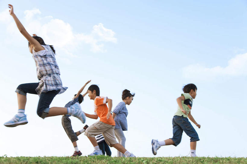 东方人,儿童,伙伴,朋友,跑,跳,举,伸展双臂,横图,室外,白天,仰视,锻炼,友谊,纯洁,运动,草地,草坪,美景,植物,亚洲,五个人,服装,朦胧,模糊,景观,云,云朵,许多人,半空,云彩,休闲装,黄种人,草,小孩,衣服,蓝色,绿色,白云,蓝天,天空,自然,天,托,一群人,休闲,同学,休闲服,景色,可爱,童年,童趣,服饰,晴朗,校友,自然风光,童真,烂漫,无邪,同窗,学友,体育,天真,友情,男孩,男人,男性,亚洲人,晴空,敞开双臂,举起,举手,举着,跑步,伸开双臂,跳跃,向上举,向上伸,向上托,展开双肩,张开手臂,张开双臂,彩图,低角度拍摄,全身,健身,男生