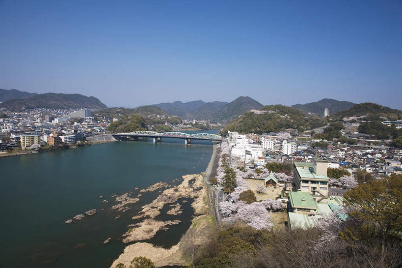 无人,家,横图,俯视,航拍,室外,白天,度假,河流,美景,山,树林,水,植物,城市风光,城市,大桥,立交桥,桥梁,爱知县,日本,亚洲,许多,房屋,屋子,河水,景观,山峰,水流,高架,斜拉桥,桥,山峦,娱乐,楼房,住宅,树,树木,蓝色,绿色,蓝天,天空,天,享受,休闲,景色,放松,生长,晴朗,成长,鸟瞰,东亚,本州,万里无云,本州岛,日本国,中部地方,爱知,晴空,晴空万里,彩图,高角度拍摄,房子