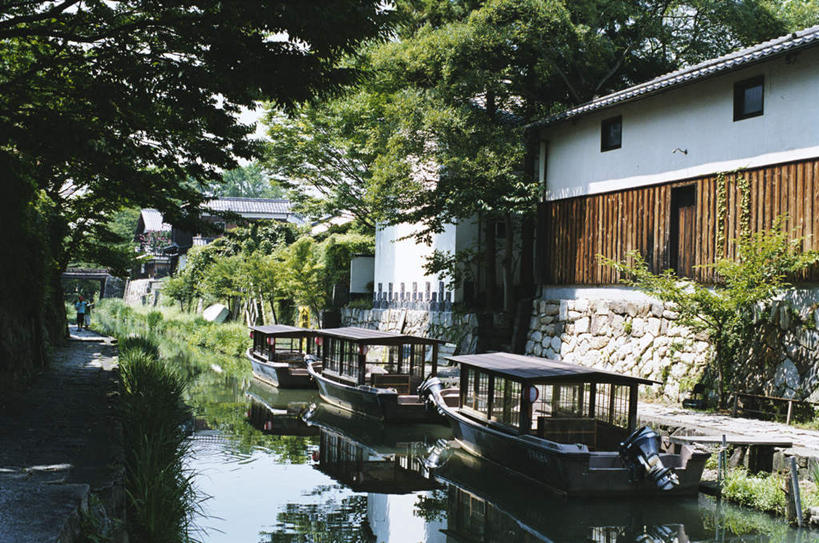 无人,家,横图,室外,白天,正面,度假,河流,美景,树林,水,植物,城市风光,城市,船,日本,亚洲,许多,阴影,光线,影子,房屋,屋子,草屋,河水,景观,水流,木船,娱乐,住宅,树,树木,蓝色,绿色,蓝天,天空,阳光,茅草屋,交通工具,天,享受,休闲,景色,放松,生长,成长,舟,载具,东亚,本州,本州岛,日本国,近畿地方,近畿,滋贺,滋贺县,彩图,房子,茅舍,茅屋,小屋