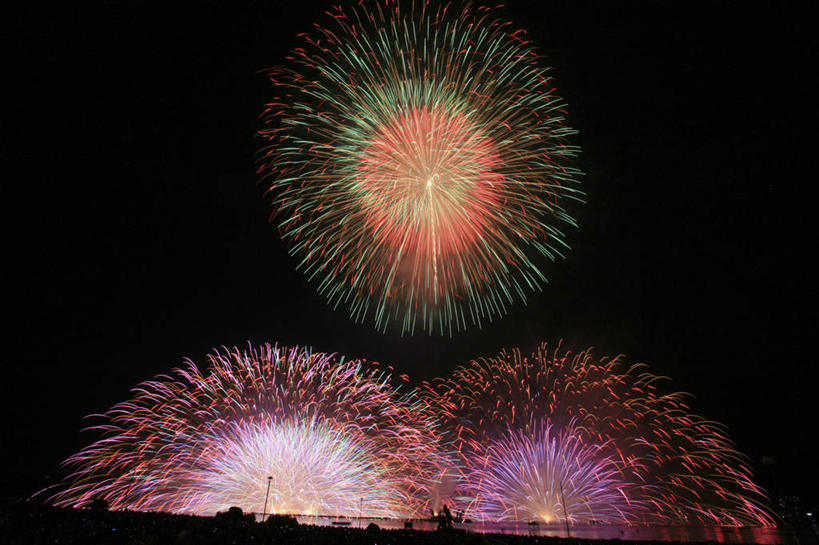 无人,横图,彩色,室外,夜晚,仰视,度假,美景,城市风光,城市,烟火,长野县,日本,亚洲,黑色背景,光线,光泽,景观,光芒,照射,扩散,娱乐,焰火,发散,享受,休闲,闪耀,景色,放松,五颜六色,闪烁,礼花,照耀,光辉,东亚,本州,本州岛,日本国,中部地方,长野,花炮,礼花炮,毫光,烟花,彩图,低角度拍摄