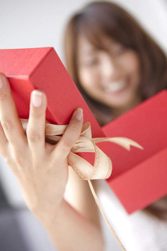 东方人,手,一个人,站,举,笑,微笑,露齿笑,竖图,室内,特写,白天,仰视,礼盒,礼物,亚洲,仅一个年轻女性,仅一个女性,仅一个人,握,服装,朦胧,模糊,纸盒,墙,拿,拿着,注视,休闲装,黄种人,墙壁,墙面,盒子,衣服,包装盒,蝴蝶结,礼品盒,观察,看,托,站着,休闲,手部,休闲服,握着,服饰,礼品,观看,单手,察看,关注,年轻女性,女人,女性,亚洲人,举起,举手,举着,向上举,向上伸,向上托,站立,半身,彩图,低角度拍摄