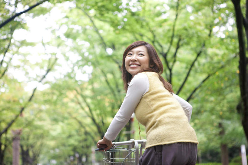 东方人,一个人,坐,笑,微笑,露齿笑,横图,室外,白天,美景,树林,植物,道路,路,自行车,亚洲,仅一个年轻女性,仅一个女性,仅一个人,许多,服装,朦胧,模糊,景观,小路,交通,注视,休闲装,黄种人,车,脚踏车,树,树木,骑,背面,衣服,蓝色,绿色,蓝天,天空,自然,交通工具,天,观察,回头,看,转头,休闲,休闲服,景色,搭,服饰,生长,晴朗,成长,观看,察看,搭着,关注,自然风光,载具,万里无云,年轻女性,女人,女性,亚洲人,晴空,晴空万里,坐着,半身,彩图