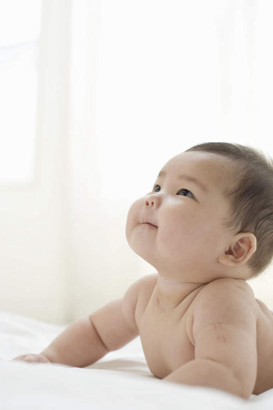 东方人,婴儿,儿童,脸,头,脸颊,手,一个人,笑,微笑,露齿笑,竖图,室内,特写,白天,侧面,纯洁,床,亚洲,双手,仅一个人,服装,朦胧,模糊,床单,注视,休闲装,黄种人,被子,裸露,肩膀,小孩,衣服,观察,看,趴着,休闲,手部,休闲服,可爱,服饰,单人床,活泼,赤裸,观看,察看,被单,关注,宝宝,裸,纯真,烂漫,无邪,伶俐,天真,亚洲人,孩子,头部,脸部,脸蛋,面部,趴,抬头,仰头,半身,彩图