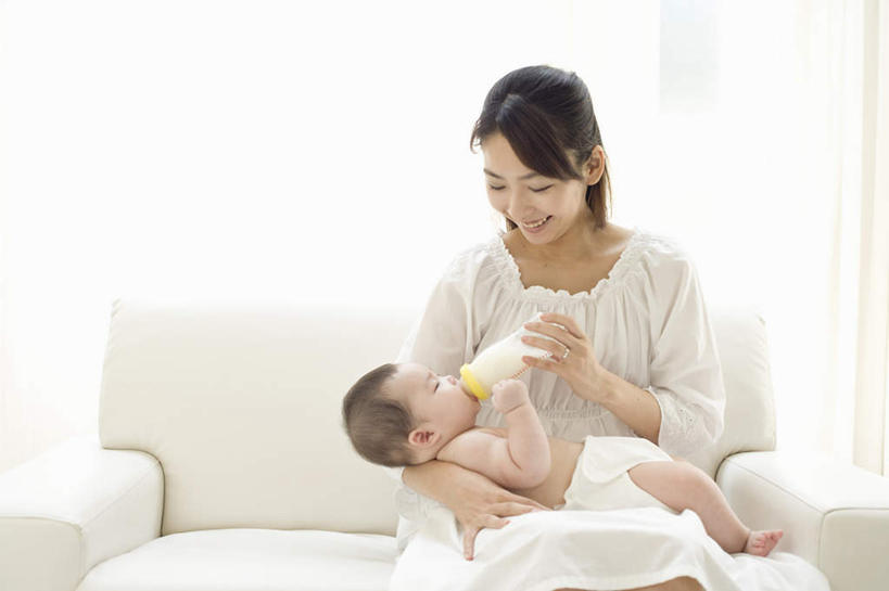 东方人,婴儿,儿童,两个人,家庭,母亲,坐,抱,笑,微笑,露齿笑,横图,室内,白天,正面,纯洁,窗户,窗帘,沙发,亚洲,握,服装,朦胧,模糊,奶瓶,墙,拿,拿着,注视,休闲装,黄种人,玻璃窗,墙壁,墙面,小孩,衣服,瓶子,容器,观察,看,休闲,温暖,温馨,一家人,休闲服,可爱,母爱,童年,童趣,握着,服饰,活泼,奶嘴,婴儿用品,抱着,观看,储藏,和睦,察看,搂着,储存,关注,宝宝,布艺沙发,童真,纯真,烂漫,无邪,母婴,伶俐,天真,年轻女性,女人,女性,亚洲人,孩子,年轻人,怀抱,搂,搂抱,相抱,拥抱,坐着,半身,彩图,融洽,贮存