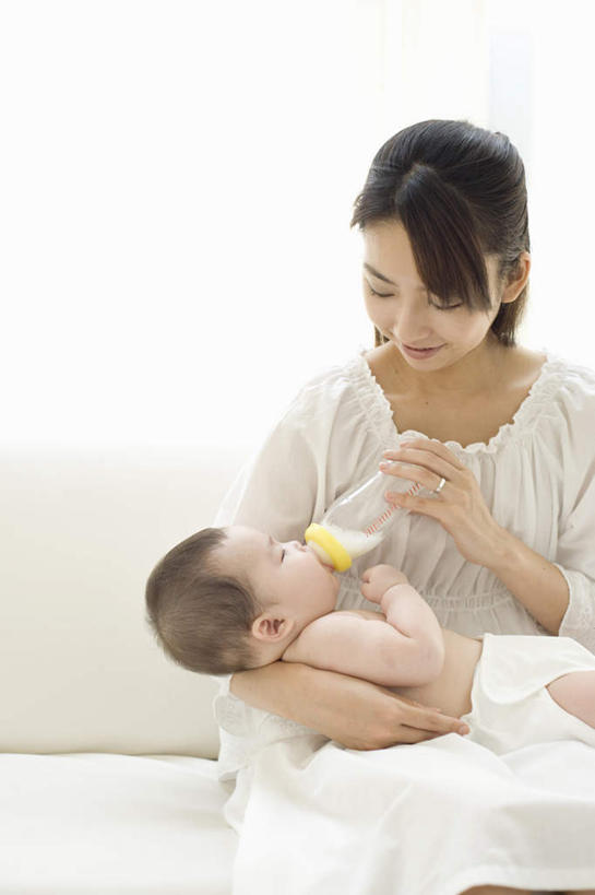 东方人,婴儿,儿童,两个人,家庭,母亲,坐,抱,笑,微笑,露齿笑,竖图,室内,白天,正面,纯洁,窗户,窗帘,沙发,亚洲,握,服装,朦胧,模糊,奶瓶,墙,拿,拿着,注视,休闲装,黄种人,玻璃窗,墙壁,墙面,小孩,衣服,瓶子,容器,观察,看,休闲,温暖,温馨,一家人,休闲服,可爱,母爱,童年,童趣,握着,服饰,活泼,奶嘴,婴儿用品,抱着,观看,储藏,和睦,察看,搂着,储存,关注,宝宝,布艺沙发,童真,纯真,烂漫,无邪,母婴,伶俐,天真,年轻女性,女人,女性,亚洲人,孩子,年轻人,怀抱,搂,搂抱,相抱,拥抱,坐着,半身,彩图,融洽,贮存