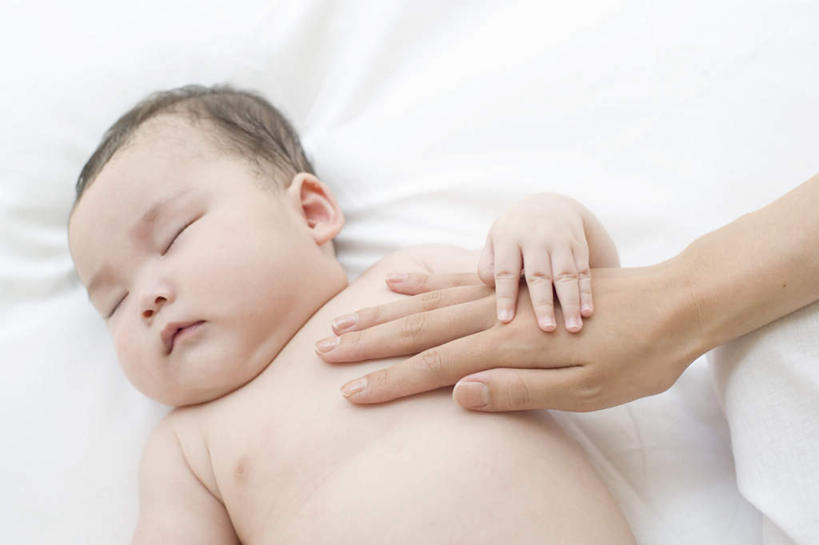 东方人,婴儿,儿童,脸,头,脸颊,手,两个人,家庭,母亲,闭眼,摸,睡,横图,俯视,室内,特写,白天,纯洁,床,亚洲,抚摸,服装,朦胧,模糊,床单,休闲装,黄种人,被子,裸露,肩膀,小孩,衣服,休闲,温暖,温馨,一家人,手部,休闲服,可爱,母爱,童年,童趣,服饰,单人床,活泼,单手,和睦,被单,宝宝,裸,童真,纯真,烂漫,无邪,母婴,伶俐,天真,年轻女性,女人,女性,亚洲人,孩子,年轻人,头部,脸部,脸蛋,面部,闭眼睛,闭着眼,闭着眼睛,触摸,接触,困,困觉,寝息,睡觉,半身,彩图,高角度拍摄,融洽