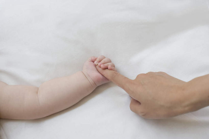 东方人,婴儿,儿童,手,两个人,家庭,母亲,横图,俯视,室内,白天,纯洁,床,亚洲,握,服装,朦胧,模糊,床单,拿,拿着,休闲装,黄种人,被子,裸露,小孩,衣服,休闲,温暖,温馨,一家人,手部,休闲服,可爱,母爱,童年,童趣,握着,服饰,单人床,活泼,和睦,被单,亲情,宝宝,裸,童真,纯真,烂漫,无邪,母婴,伶俐,天真,年轻女性,女人,女性,亚洲人,孩子,年轻人,半身,彩图,高角度拍摄,融洽