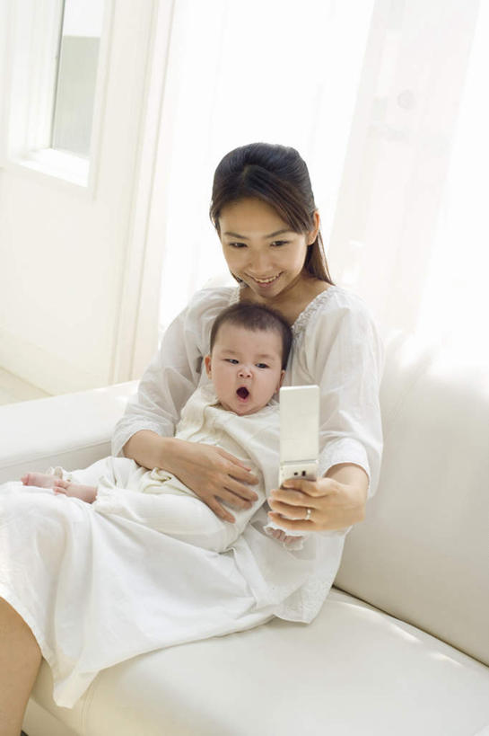 东方人,婴儿,儿童,两个人,家庭,母亲,坐,举,抱,笑,打电话,微笑,露齿笑,竖图,俯视,室内,白天,纯洁,窗帘,沙发,电话,手机,亚洲,握,服装,朦胧,模糊,墙,拿,拿着,注视,休闲装,黄种人,通讯设备,墙壁,墙面,小孩,拍照,衣服,观察,看,托,休闲,温暖,温馨,一家人,休闲服,可爱,母爱,童年,童趣,握着,摄影,服饰,活泼,抱着,观看,和睦,察看,搂着,关注,宝宝,布艺沙发,童真,纯真,烂漫,无邪,母婴,交流,伶俐,天真,年轻女性,女人,女性,亚洲人,孩子,年轻人,沟通,怀抱,举起,举手,举着,搂,搂抱,通话,相抱,向上举,向上伸,向上托,拥抱,坐着,半身,彩图,高角度拍摄,照相,融洽