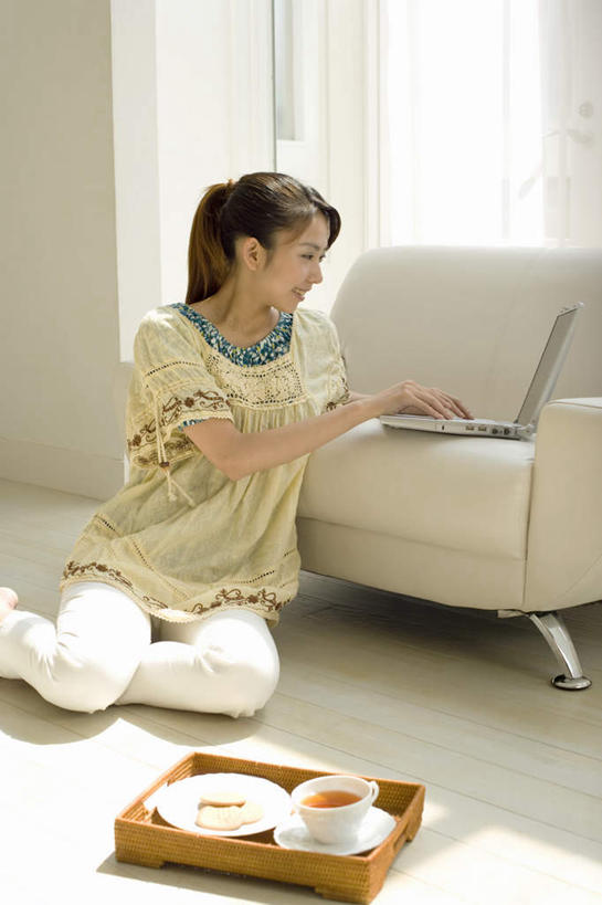 点心,面包,咖啡,东方人,一个人,坐,笑,微笑,露齿笑,竖图,室内,白天,正面,幸福,电脑,笔记本电脑,窗户,窗帘,落地窗,沙发,杯子,托盘,亚洲,仅一个年轻女性,仅一个女性,仅一个人,阴影,服装,朦胧,模糊,光线,网络,瓷器,影子,墙,食品,面点,咖啡杯,陶瓷制品,注视,休闲装,黄种人,娱乐,通讯设备,玻璃窗,墙壁,墙面,食物,糕点,饮料,衣服,观察,看,享受,休闲,温馨,休闲服,放松,乐趣,搭,服饰,观看,察看,提神,无线,舒适,搭着,关注,瓷杯,醒脑,通信设备,无线网络,布艺沙发,无线上网,便携式电脑,软饮料,手提电脑,年轻女性,女人,女性,亚洲人,坐着,半身,彩图