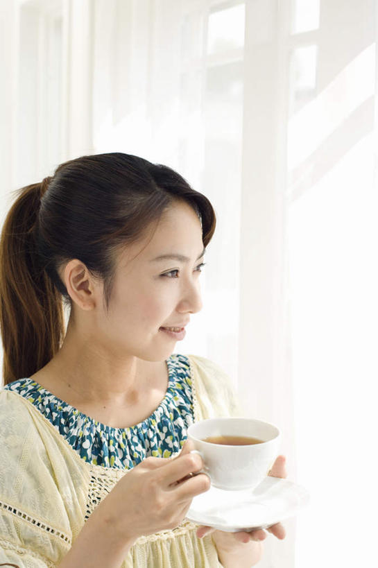 咖啡,东方人,一个人,站,举,笑,微笑,露齿笑,竖图,室内,白天,侧面,幸福,窗户,窗帘,落地窗,沙发,杯子,亚洲,仅一个年轻女性,仅一个女性,仅一个人,握,服装,朦胧,模糊,瓷器,墙,咖啡杯,陶瓷制品,拿,拿着,注视,休闲装,黄种人,娱乐,玻璃窗,墙壁,墙面,饮料,衣服,观察,看,托,站着,享受,休闲,温馨,休闲服,放松,乐趣,搭,握着,服饰,观看,察看,提神,舒适,搭着,关注,瓷杯,醒脑,布艺沙发,软饮料,年轻女性,女人,女性,亚洲人,举起,举手,举着,向上举,向上伸,向上托,站立,半身,彩图