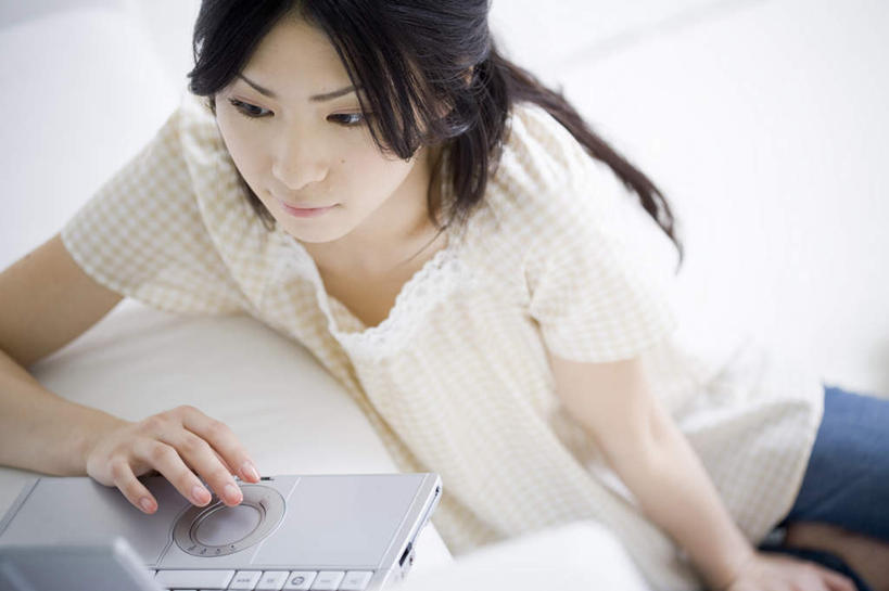 东方人,一个人,坐,横图,俯视,室内,白天,电脑,笔记本电脑,窗户,窗帘,落地窗,沙发,亚洲,仅一个年轻女性,仅一个女性,仅一个人,服装,朦胧,模糊,网络,墙,注视,休闲装,黄种人,通讯设备,玻璃窗,墙壁,墙面,衣服,观察,看,靠,靠着,休闲,休闲服,搭,服饰,观看,察看,无线,搭着,关注,通信设备,无线网络,布艺沙发,无线上网,便携式电脑,手提电脑,年轻女性,女人,女性,亚洲人,坐着,半身,彩图,高角度拍摄