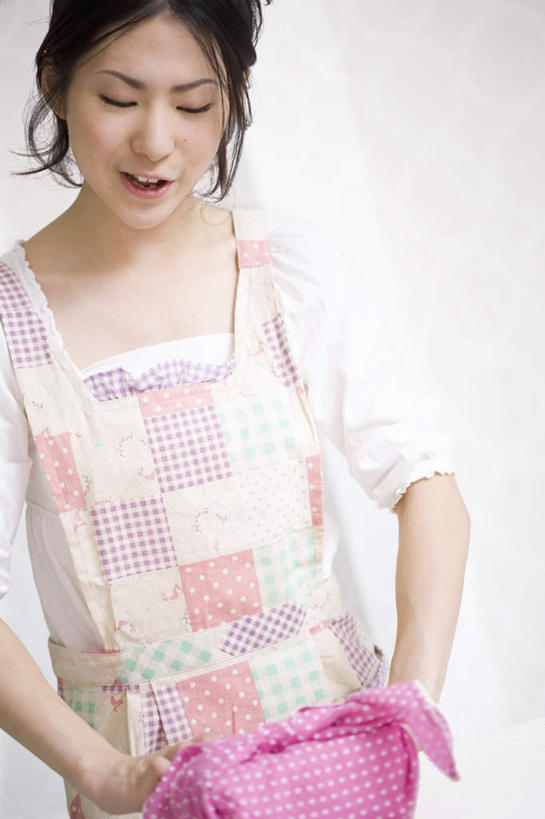 东方人,一个人,站,笑,微笑,露齿笑,竖图,室内,白天,正面,厨房,礼盒,礼物,亚洲,仅一个年轻女性,仅一个女性,仅一个人,握,服装,围裙,纸盒,墙,拿,拿着,注视,休闲装,黄种人,墙壁,墙面,盒子,一个,衣服,粉色,包装盒,礼品盒,观察,看,站着,休闲,休闲服,握着,服饰,礼品,单个,观看,察看,关注,年轻女性,女人,女性,亚洲人,站立,半身,彩图,灶间