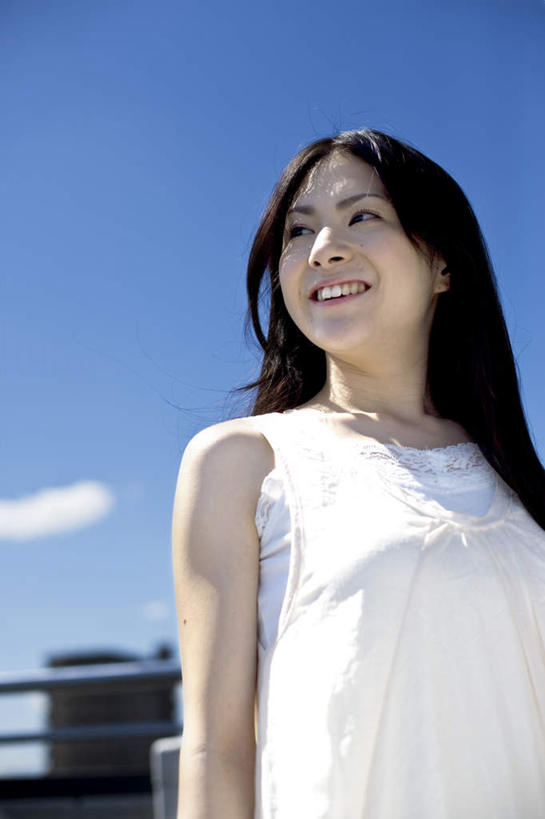 东方人,一个人,高楼大厦,栏杆,站,笑,微笑,露齿笑,竖图,室外,白天,仰视,裙子,度假,美景,城市风光,城市,大厦,建筑,摩天大楼,亚洲,仅一个年轻女性,仅一个女性,仅一个人,阴影,连衣裙,服装,光线,影子,景观,围栏,注视,休闲装,黄种人,娱乐,建设,护栏,衣服,蓝色,白色,蓝天,天空,阳光,天,观察,看,站着,享受,休闲,休闲服,景色,放松,服饰,晴朗,观看,察看,关注,万里无云,年轻女性,女人,女性,亚洲人,晴空,晴空万里,站立,半身,彩图,低角度拍摄,大楼,高层建筑,高楼,摩天楼