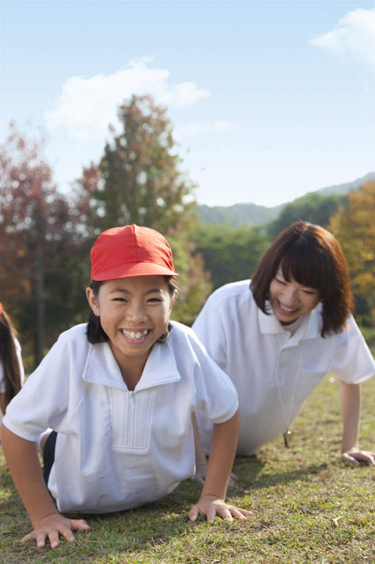 东方人,儿童,两个人,学生,教师,笑,俯卧撑,微笑,露齿笑,竖图,室外,白天,仰视,锻炼,纯洁,运动,草地,草坪,植物,帽子,亚洲,撑,服装,云,云朵,云彩,注视,休闲装,黄种人,运动帽,草,树,树木,小孩,衣服,红色,蓝色,绿色,白色,白云,蓝天,天空,自然,天,观察,看,趴着,休闲,休闲服,鸭舌帽,可爱,童年,童趣,服饰,生长,晴朗,成长,观看,察看,撑着,关注,童真,烂漫,无邪,一顶,体育,天真,年轻女性,女孩,女人,女性,亚洲人,讲师,教授,老师,晴空,趴,半身,彩图,低角度拍摄,健身,女生