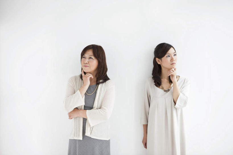 东方人,下巴,两个人,家庭,母亲,女儿,站,横图,室内,白天,白色背景,正面,项链,亚洲,两根,撑,服装,注视,休闲装,黄种人,装饰品,衣服,饰品,首饰,观察,看,站着,休闲,思考,温暖,温馨,母女,一家人,休闲服,母爱,摄影,服饰,影棚,观看,和睦,察看,撑着,关注,思量,年轻女性,女人,女性,中年女性,亚洲人,长发,卷发,站立,半身,彩图,影棚拍摄,拍摄,融洽