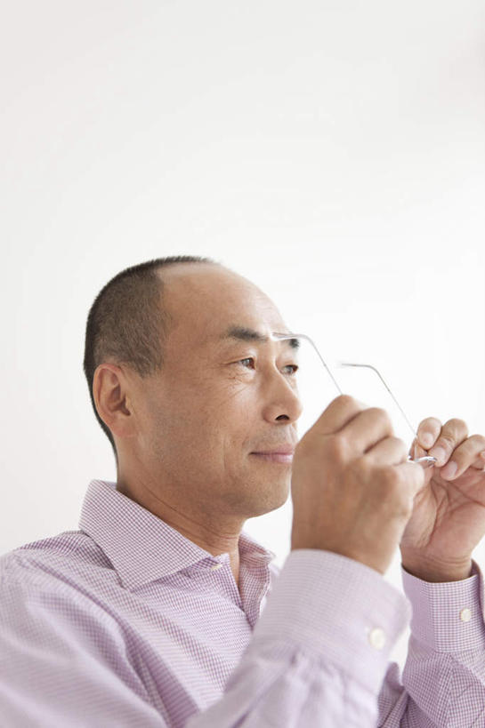 东方人,一个人,站,竖图,室内,白天,白色背景,侧面,衬衫,亚洲,仅一个男性,仅一个人,仅一个中年男性,戴,眼镜,拿,拿着,注视,黄种人,观察,看,站着,摄影,影棚,观看,严肃,察看,关注,近视眼镜,男人,男性,中年男性,亚洲人,站立,半身,彩图,影棚拍摄,衬衣,拍摄