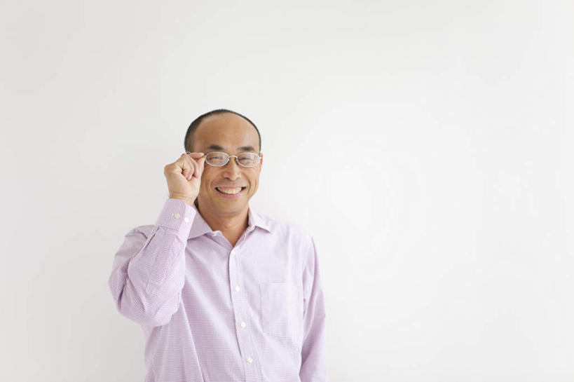 东方人,一个人,站,笑,微笑,露齿笑,横图,室内,白天,白色背景,正面,衬衫,亚洲,仅一个男性,仅一个人,仅一个中年男性,戴,眼镜,注视,黄种人,观察,看,站着,提,摄影,影棚,观看,察看,提着,关注,近视眼镜,男人,男性,中年男性,亚洲人,站立,半身,彩图,影棚拍摄,衬衣,拍摄