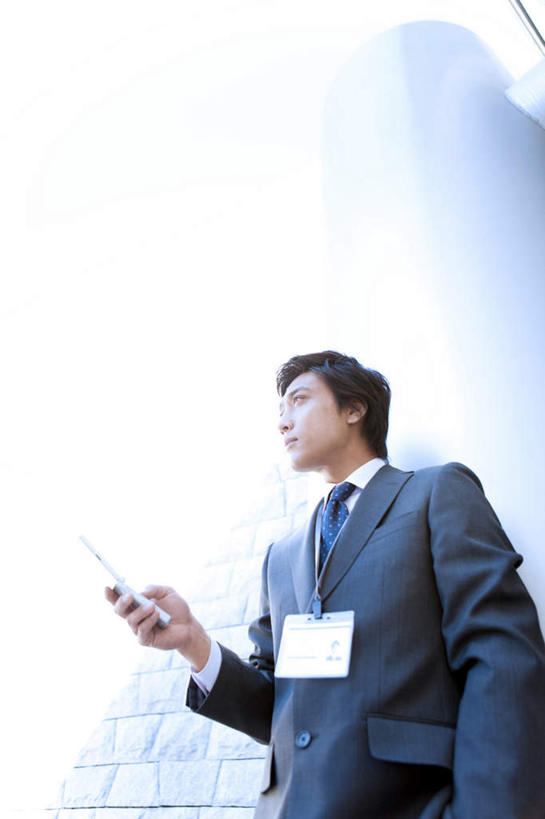 东方人,一个人,商务人士,商务男性,站,打电话,竖图,室外,白天,仰视,衬衫,电话,手机,亚洲,仅一个男性,仅一个人,吊挂,悬挂,套装,朦胧,模糊,挂牌,挂,注视,黄种人,通讯设备,标识,吊牌,仅一个年轻男性,一个,胸牌,观察,看,站着,单个,观看,察看,徽章,关注,商务装,身份,工薪阶层,胸章,胸卡,编号牌,雕刻牌,工号牌,胸号牌,胸徽,员工牌,交流,男人,男性,年轻男性,亚洲人,白领,上班族,沟通,通话,站立,半身,彩图,低角度拍摄,衬衣