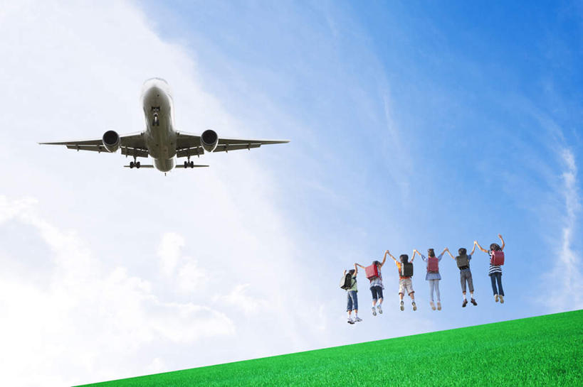 东方人,无人,伙伴,朋友,跳,横图,室内,白天,仰视,友谊,数码,科技,草地,草坪,植物,飞机,亚洲,一排,飞翔,阴影,服装,整齐,飞行,光线,网络,影子,云,云朵,交通,许多人,半空,高光,几何,计算机图形,翱翔,合成,云彩,休闲装,黄种人,航空,飞,草,排列,衣服,蓝色,绿色,白云,蓝天,天空,阳光,交通工具,天,一群人,休闲,休闲服,运输,服饰,一架,晴朗,电脑合成图,数码合成图,客机,队列,载具,写实,具体,具象,友情,老年男性,老年女性,男人,男性,女人,女性,亚洲人,晴空,跳跃,彩图,低角度拍摄,全身