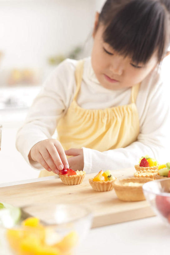 点心,东方人,儿童,一个人,站,竖图,室内,白天,正面,下午茶,纯洁,厨房,草莓,浆果,水果,亚洲,仅一个女性,仅一个人,五个,一块,许多,切开,握,服装,新鲜,木制,灶台,生食,食品,果实,案板,两颗,拿,拿着,注视,休闲装,黄种人,砧板,食物,糕点,小孩,衣服,黄色,红色,白色,木制品,低头,观察,看,切,站着,仅一个小孩,休闲,休闲服,可爱,童年,童趣,握着,服饰,有机食品,绿色食品,观看,仔细,察看,关注,剖面,童真,烂漫,无邪,切面,认真,天真,女孩,女人,女性,亚洲人,孩子,洋莓,水果皇后,红莓,地莓,站立,半身,彩图,灶间,蛋糕,女生