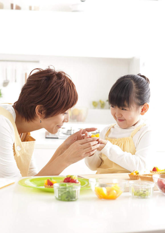 点心,东方人,儿童,两个人,家庭,母亲,女儿,站,笑,微笑,露齿笑,竖图,室内,白天,正面,下午茶,纯洁,厨房,草莓,浆果,芒果,猕猴桃,餐具,水果,玻璃,亚洲,一块,弯腰,服装,新鲜,透明,传递,木制,碟子,盘,灶台,生食,食品,果实,案板,切块,注视,休闲装,黄种人,玻璃制品,砧板,食物,糕点,两个,小孩,衣服,黄色,红色,绿色,盘子,木制品,碟,碗,观察,看,站着,四个,休闲,温暖,温馨,母女,一家人,休闲服,可爱,母爱,童年,童趣,服饰,有机食品,绿色食品,观看,和睦,察看,关注,童真,烂漫,无邪,弯身,天真,年轻女性,女孩,女人,女性,亚洲人,孩子,年轻人,进餐用具,烹调用具,洋莓,望果,水果皇后,奇异果,蜜望,猕猴梨,檬果,闷果,漭果,杧果,红莓,地莓,庵波罗果,站立,半身,彩图,灶间,融洽,蛋糕,女生