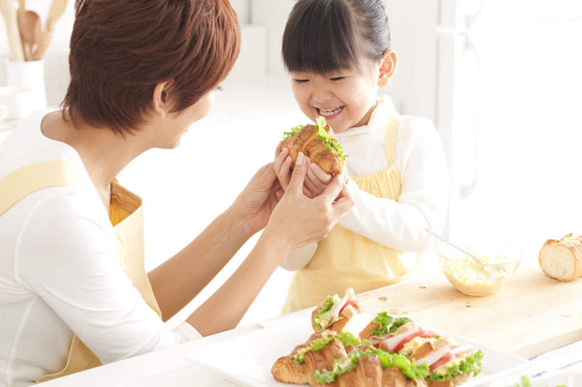 点心,面包,东方人,儿童,两个人,家庭,母亲,女儿,站,蹲,捧,笑,吃,微笑,露齿笑,横图,室内,白天,正面,纯洁,厨房,蔬菜,亚洲,一块,许多,服装,新鲜,木制,灶台,生菜,莴苣,肉,香肠,食品,面点,案板,注视,休闲装,黄种人,肉类,砧板,食物,糕点,小孩,衣服,木制品,观察,看,站着,休闲,温暖,温馨,母女,一家人,休闲服,可爱,母爱,童年,童趣,服饰,有机食品,绿色食品,观看,和睦,察看,关注,肉食,童真,烂漫,无邪,春菜,鹅仔菜,莴仔菜,千金菜,叶用莴苣,天真,年轻女性,女孩,女人,女性,亚洲人,孩子,年轻人,端,端着,蹲着,嚼,捧着,食,手捧,站立,半身,彩图,灶间,融洽,女生