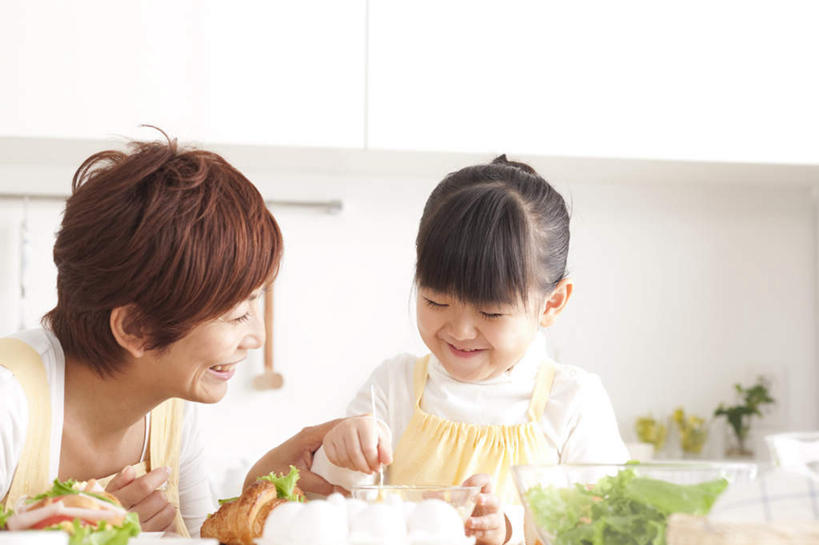 点心,面包,东方人,儿童,两个人,家庭,母亲,女儿,站,蹲,微笑,露齿笑,横图,室内,白天,正面,纯洁,厨房,蔬菜,玻璃,亚洲,两块,一块,许多,服装,新鲜,透明,木制,灶台,生菜,莴苣,蛋,鸡蛋,肉,香肠,食品,面点,案板,注视,休闲装,黄种人,肉类,玻璃制品,砧板,食物,糕点,两个,小孩,衣服,白色,木制品,碗,观察,搅拌,看,站着,休闲,温暖,温馨,母女,一家人,休闲服,可爱,母爱,童年,童趣,服饰,有机食品,绿色食品,观看,和睦,察看,关注,肉食,童真,烂漫,无邪,春菜,鹅仔菜,莴仔菜,千金菜,卵,叶用莴苣,天真,年轻女性,女孩,女人,女性,亚洲人,孩子,年轻人,蹲着,站立,半身,彩图,灶间,融洽,女生