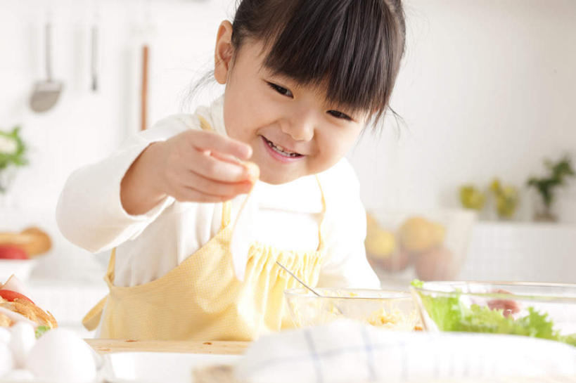 东方人,儿童,一个人,站,举,横图,室内,白天,正面,纯洁,厨房,蔬菜,西红柿,餐具,玻璃,亚洲,仅一个女性,仅一个人,一块,许多,切片,服装,朦胧,模糊,新鲜,透明,木制,碟子,盘,灶台,生菜,莴苣,蛋,鸡蛋,食品,案板,拿,拿着,注视,休闲装,黄种人,玻璃制品,砧板,食物,两个,一个,小孩,衣服,黄色,红色,绿色,白色,盘子,木制品,碟,碗,观察,看,托,站着,仅一个小孩,休闲,休闲服,可爱,童年,童趣,服饰,有机食品,绿色食品,单个,观看,察看,关注,童真,烂漫,无邪,春菜,鹅仔菜,莴仔菜,千金菜,卵,叶用莴苣,认真,天真,女孩,女人,女性,亚洲人,孩子,进餐用具,烹调用具,番茄,举起,举手,举着,向上举,向上伸,向上托,站立,半身,彩图,灶间,女生