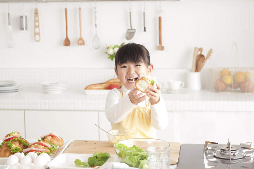 点心,面包,东方人,儿童,一个人,站,举,笑,微笑,露齿笑,横图,室内,白天,正面,烹饪,纯洁,厨房,蔬菜,杯子,厨具,玻璃,金属制品,亚洲,仅一个女性,仅一个人,许多,握,悬挂,服装,新鲜,透明,金属,木制,瓷器,墙,灶台,生菜,莴苣,肉,食品,面点,咖啡杯,陶瓷制品,拿,锅铲,拿着,注视,休闲装,黄种人,火腿,肉类,墙壁,墙面,玻璃制品,食物,糕点,两个,一个,小孩,衣服,黄色,白色,木制品,碗,观察,看,托,站着,仅一个小孩,休闲,休闲服,可爱,童年,童趣,握着,服饰,有机食品,绿色食品,单个,观看,察看,关注,瓷杯,肉食,童真,烂漫,无邪,烹饪用具,春菜,鹅仔菜,莴仔菜,千金菜,叶用莴苣,天真,女孩,女人,女性,亚洲人,孩子,烹调用具,举起,举手,举着,烹调,向上举,向上伸,向上托,站立,半身,彩图,灶间,女生