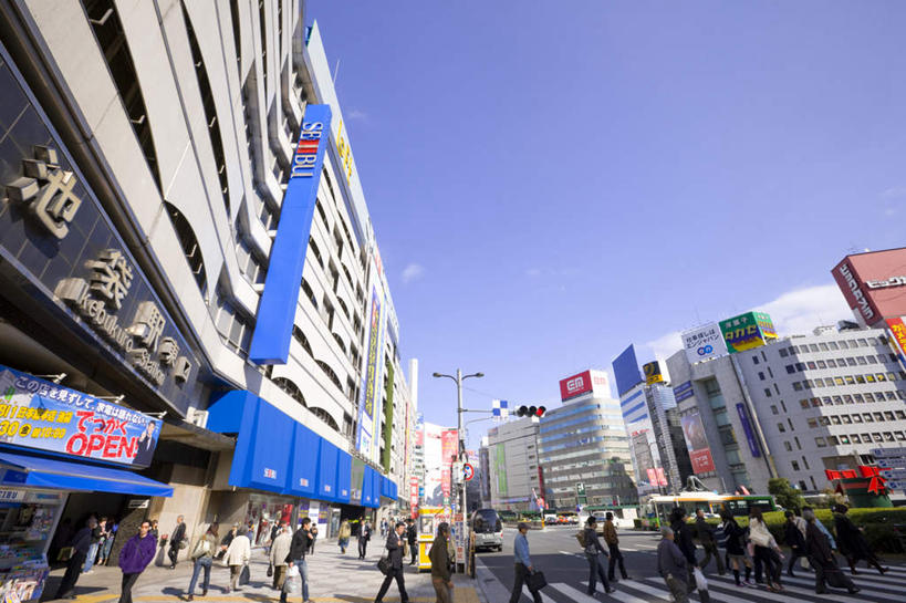 东方人,高楼大厦,走,横图,室外,白天,仰视,度假,美景,城市风光,标志建筑,城市,大厦,地标,建筑,摩天大楼,东京,日本,亚洲,阴影,服装,光线,日文,标志,影子,字符,景观,建筑群,许多人,休闲装,黄种人,娱乐,标识,建设,衣服,蓝色,蓝天,天空,阳光,天,一群人,享受,休闲,休闲服,景色,放松,服饰,晴朗,东亚,本州,万里无云,关东地方,本州岛,日本国,东京都,日语,池袋,丰岛区,男人,男性,年轻男性,年轻女性,女人,女性,亚洲人,晴空,晴空万里,步行,散步,走路,彩图,低角度拍摄,全身,大楼,高层建筑,高楼,摩天楼