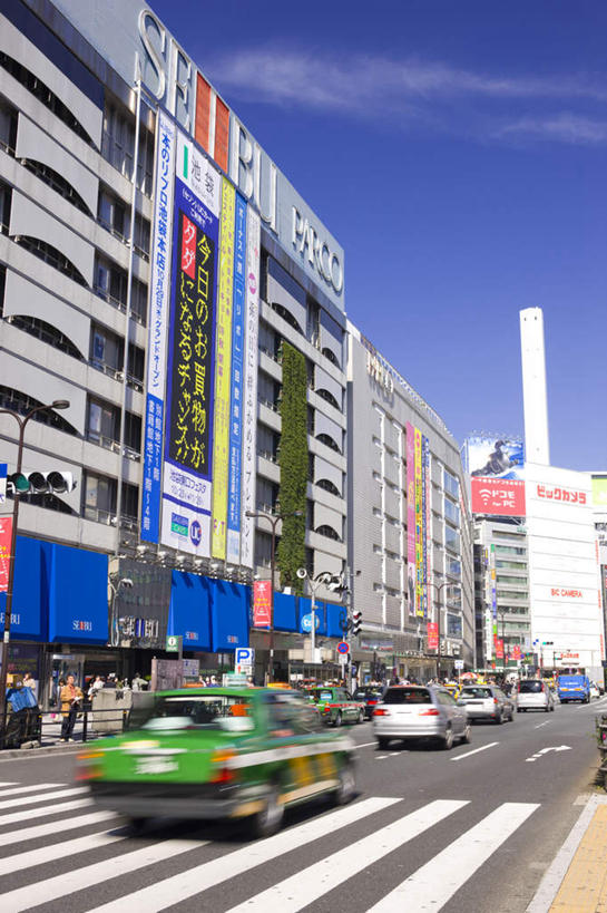 东方人,高楼大厦,竖图,室外,白天,仰视,度假,美景,城市风光,城市,大厦,道路,建筑,路,摩天大楼,人行横道,公路,汽车,东京,日本,亚洲,许多,阴影,服装,光线,影子,景观,云,云朵,建筑群,人行道,交通,许多人,云彩,休闲装,黄种人,娱乐,建设,车,衣服,蓝色,白云,蓝天,天空,阳光,交通工具,轿车,天,一群人,享受,休闲,休闲服,景色,放松,服饰,晴朗,载具,人行横道线,东亚,本州,关东地方,本州岛,日本国,东京都,池袋,丰岛区,男人,男性,年轻男性,年轻女性,女人,女性,亚洲人,晴空,斑马线,马路,半身,彩图,低角度拍摄,大楼,高层建筑,高楼,摩天楼