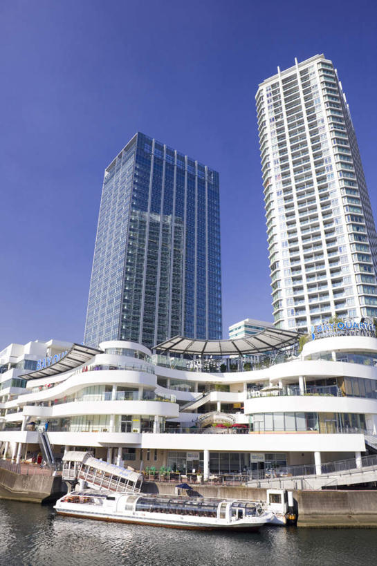 无人,高楼大厦,码头,竖图,室外,白天,正面,度假,海浪,海洋,美景,城市风光,城市,大厦,港口,建筑,轮船,摩天大楼,船,神奈川,日本,亚洲,一艘,波纹,景观,浪花,云,云朵,建筑群,涟漪,横滨,横滨市,神奈川县,云彩,娱乐,建设,蓝色,白云,蓝天,水纹,天空,海水,交通工具,波浪,天,享受,休闲,景色,放松,晴朗,载具,海景,东亚,本州,万里无云,首府,关东地方,本州岛,日本国,水晕,大海,风浪,海,海水的波动,近岸浪,涌浪,晴空,晴空万里,彩图,摆渡口,埠头,大楼,渡口,渡头,港湾,高层建筑,高楼,海港,货运码头,口岸,摩天楼,商港