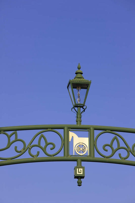 无人,竖图,室外,白天,仰视,旅游,度假,路灯,金属制品,照明,神奈川,日本,亚洲,金属,云,云朵,灯光,横滨,横滨市,神奈川县,云彩,娱乐,灯,蓝色,绿色,白云,蓝天,天空,天,享受,休闲,放松,晴朗,照亮,照明设备,东亚,一盏,本州,首府,关东地方,本州岛,日本国,晴空,彩图,低角度拍摄