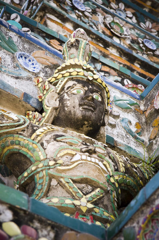 无人,寺庙,竖图,室外,白天,仰视,旅游,度假,名胜古迹,标志建筑,地标,建筑,雕塑,曼谷,泰国,亚洲,节日,遗迹,艺术,装饰,雕刻,雕像,云,云朵,建筑群,首都,燃烧,云彩,古迹,文化,文物,娱乐,建设,古建筑,石雕,蓝色,白云,蓝天,天空,香火,工艺品,庙宇,天,祈祷,享受,休闲,健康,旅游胜地,放松,许愿,宗教,东南亚,信仰,晴朗,纪念,祈求,美术,主题,陈列,古文明,泰王国,郑王庙,功能,美学,平安,晴空,彩图,低角度拍摄,庙,寺