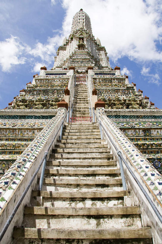 无人,寺庙,竖图,室外,白天,仰视,旅游,度假,名胜古迹,标志建筑,地标,建筑,雕塑,曼谷,泰国,亚洲,节日,遗迹,艺术,装饰,雕刻,雕像,云,云朵,建筑群,首都,燃烧,云彩,古迹,文化,文物,娱乐,建设,古建筑,石雕,蓝色,白云,蓝天,天空,香火,工艺品,庙宇,天,祈祷,享受,休闲,健康,旅游胜地,放松,许愿,宗教,东南亚,信仰,晴朗,纪念,祈求,美术,主题,陈列,古文明,泰王国,郑王庙,功能,美学,平安,晴空,彩图,低角度拍摄,庙,寺