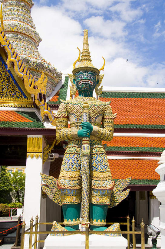 无人,站,竖图,室外,白天,正面,旅游,度假,名胜古迹,标志建筑,地标,建筑,雕塑,曼谷,泰国,亚洲,节日,遗迹,艺术,装饰,雕刻,雕像,云,云朵,建筑群,首都,云彩,古迹,文化,文物,娱乐,建设,古建筑,石雕,蓝色,白云,蓝天,天空,工艺品,天,祈祷,站着,享受,休闲,健康,旅游胜地,放松,许愿,宗教,东南亚,佛教,信仰,晴朗,纪念,玉佛寺,祈求,美术,恐怖,主题,陈列,古文明,一尊,泰王国,大皇宫,功能,美学,曼谷皇宫,恐惧,平安,晴空,站立,彩图,皇宫