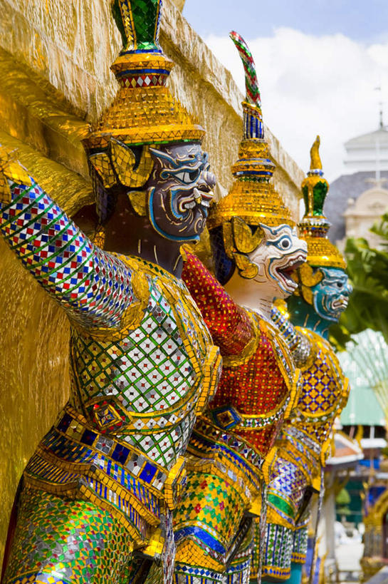 无人,站,竖图,室外,白天,正面,旅游,度假,名胜古迹,标志建筑,地标,建筑,雕塑,曼谷,泰国,亚洲,一排,节日,遗迹,艺术,整齐,装饰,雕刻,雕像,云,云朵,建筑群,首都,云彩,古迹,文化,文物,娱乐,建设,古建筑,石雕,排列,三个,蓝色,白云,蓝天,天空,工艺品,天,祈祷,站着,享受,休闲,健康,旅游胜地,放松,许愿,宗教,东南亚,佛教,信仰,晴朗,纪念,玉佛寺,祈求,美术,恐怖,队列,主题,陈列,古文明,泰王国,大皇宫,功能,美学,曼谷皇宫,恐惧,平安,晴空,站立,彩图,皇宫