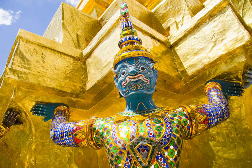 无人,站,横图,室外,白天,仰视,旅游,度假,名胜古迹,标志建筑,地标,建筑,雕塑,曼谷,泰国,亚洲,节日,遗迹,艺术,装饰,雕刻,雕像,云,云朵,建筑群,首都,云彩,古迹,文化,文物,娱乐,建设,古建筑,石雕,蓝色,白云,蓝天,天空,工艺品,天,祈祷,站着,享受,休闲,健康,旅游胜地,放松,许愿,宗教,东南亚,佛教,信仰,晴朗,纪念,玉佛寺,祈求,美术,恐怖,主题,陈列,古文明,一尊,泰王国,大皇宫,功能,美学,曼谷皇宫,恐惧,平安,晴空,站立,彩图,低角度拍摄,皇宫