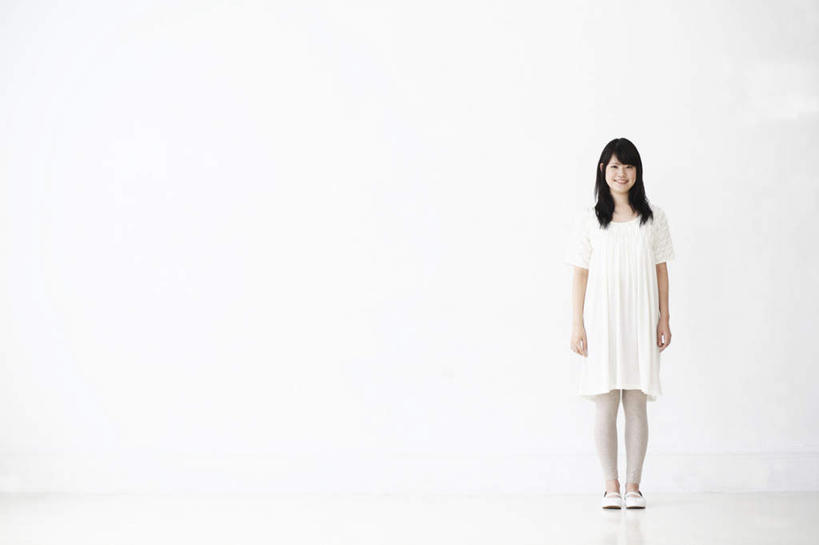 东方人,一个人,站,笑,微笑,露齿笑,横图,室内,白天,白色背景,正面,鞋子,亚洲,仅一个年轻女性,仅一个女性,仅一个人,一双,服装,注视,休闲装,黄种人,衣服,白色,观察,看,站着,休闲,休闲服,摄影,服饰,影棚,观看,察看,关注,年轻女性,女人,女性,亚洲人,长发,站立,彩图,全身,影棚拍摄,拍摄