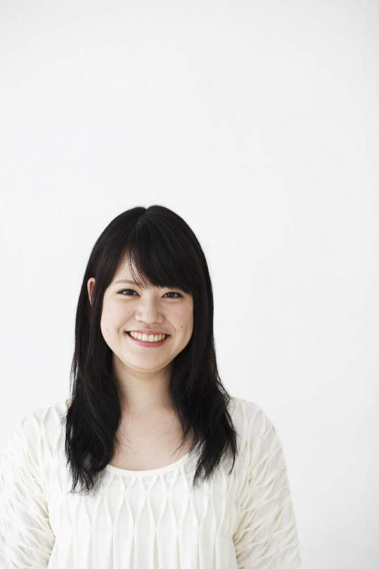 东方人,一个人,站,笑,微笑,露齿笑,竖图,室内,白天,白色背景,正面,鞋子,亚洲,仅一个年轻女性,仅一个女性,仅一个人,一双,服装,注视,休闲装,黄种人,衣服,白色,观察,看,站着,休闲,休闲服,摄影,服饰,影棚,观看,察看,关注,年轻女性,女人,女性,亚洲人,长发,站立,半身,彩图,影棚拍摄,拍摄