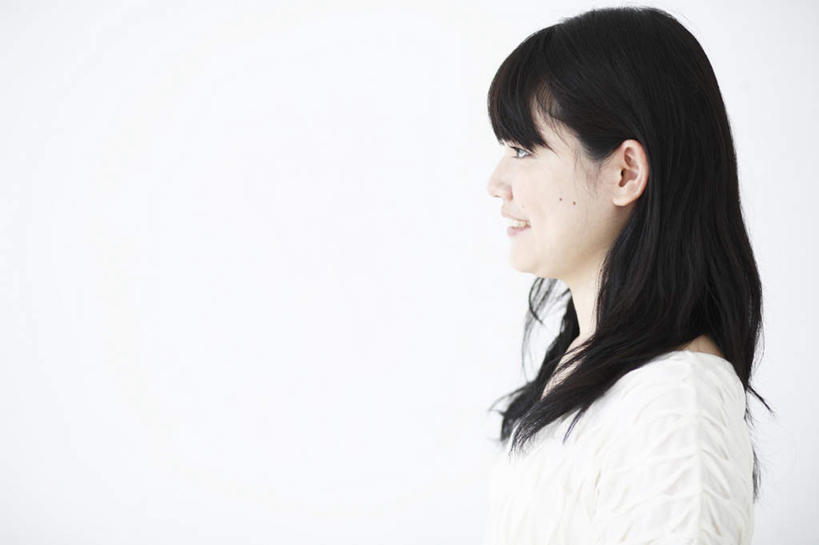 东方人,一个人,站,笑,微笑,露齿笑,横图,室内,白天,白色背景,侧面,鞋子,亚洲,仅一个年轻女性,仅一个女性,仅一个人,一双,服装,注视,休闲装,黄种人,衣服,白色,观察,看,站着,休闲,休闲服,摄影,服饰,影棚,观看,察看,关注,年轻女性,女人,女性,亚洲人,长发,站立,半身,彩图,影棚拍摄,拍摄