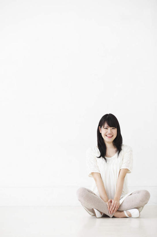 东方人,一个人,坐,笑,盘腿,微笑,露齿笑,竖图,室内,白天,白色背景,正面,亚洲,仅一个年轻女性,仅一个女性,仅一个人,服装,裤子,注视,休闲装,黄种人,衣服,白色,黑色,灰色,观察,看,休闲,休闲服,摄影,服饰,影棚,观看,察看,关注,年轻女性,女人,女性,亚洲人,长发,盘腿而坐,盘膝,盘着腿的,盘着腿坐,双腿交叉,坐着,彩图,全身,影棚拍摄,拍摄