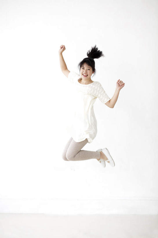 东方人,一个人,跳,举,笑,微笑,露齿笑,竖图,室内,白天,白色背景,正面,亚洲,仅一个年轻女性,仅一个女性,仅一个人,服装,裤子,注视,休闲装,黄种人,衣服,白色,黑色,灰色,观察,看,托,休闲,休闲服,摄影,服饰,影棚,观看,察看,马尾辫,关注,年轻女性,女人,女性,亚洲人,举起,举手,举着,跳跃,向上举,向上伸,向上托,彩图,全身,影棚拍摄,拍摄