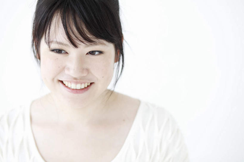 东方人,脸,头,脸颊,一个人,笑,微笑,露齿笑,横图,室内,特写,白天,白色背景,正面,亚洲,仅一个年轻女性,仅一个女性,仅一个人,服装,休闲装,黄种人,肩膀,衣服,白色,黑色,休闲,休闲服,摄影,服饰,影棚,马尾辫,年轻女性,女人,女性,亚洲人,头部,脸部,脸蛋,面部,半身,彩图,影棚拍摄,拍摄