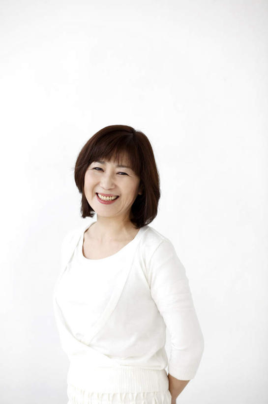 东方人,一个人,站,笑,微笑,露齿笑,竖图,室内,白天,白色背景,正面,亚洲,仅一个女性,仅一个人,服装,注视,休闲装,黄种人,衣服,黑色,观察,看,站着,仅一个中年女性,休闲,休闲服,摄影,服饰,影棚,观看,察看,关注,背手,女人,女性,中年女性,亚洲人,长发,站立,半身,彩图,影棚拍摄,拍摄