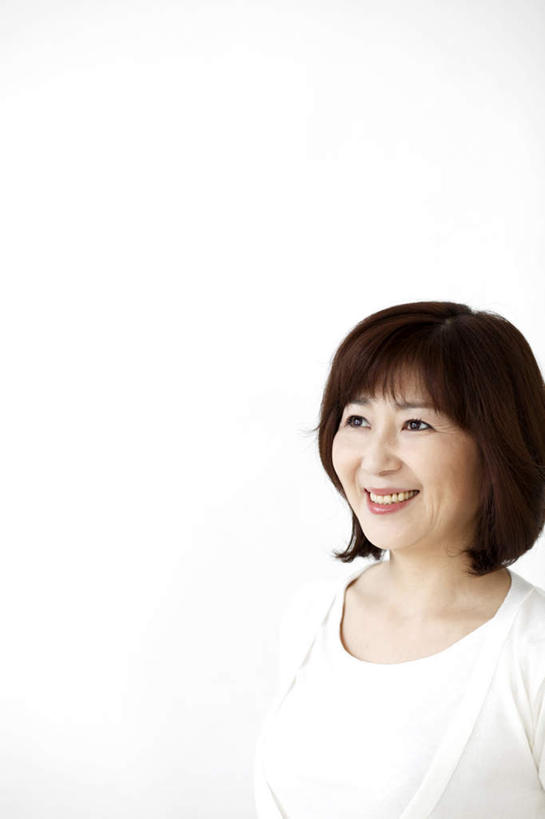 东方人,一个人,站,笑,微笑,露齿笑,竖图,室内,白天,白色背景,正面,亚洲,仅一个女性,仅一个人,服装,注视,休闲装,黄种人,衣服,黑色,观察,看,站着,仅一个中年女性,休闲,休闲服,摄影,服饰,影棚,观看,察看,关注,女人,女性,中年女性,亚洲人,长发,站立,半身,彩图,影棚拍摄,拍摄